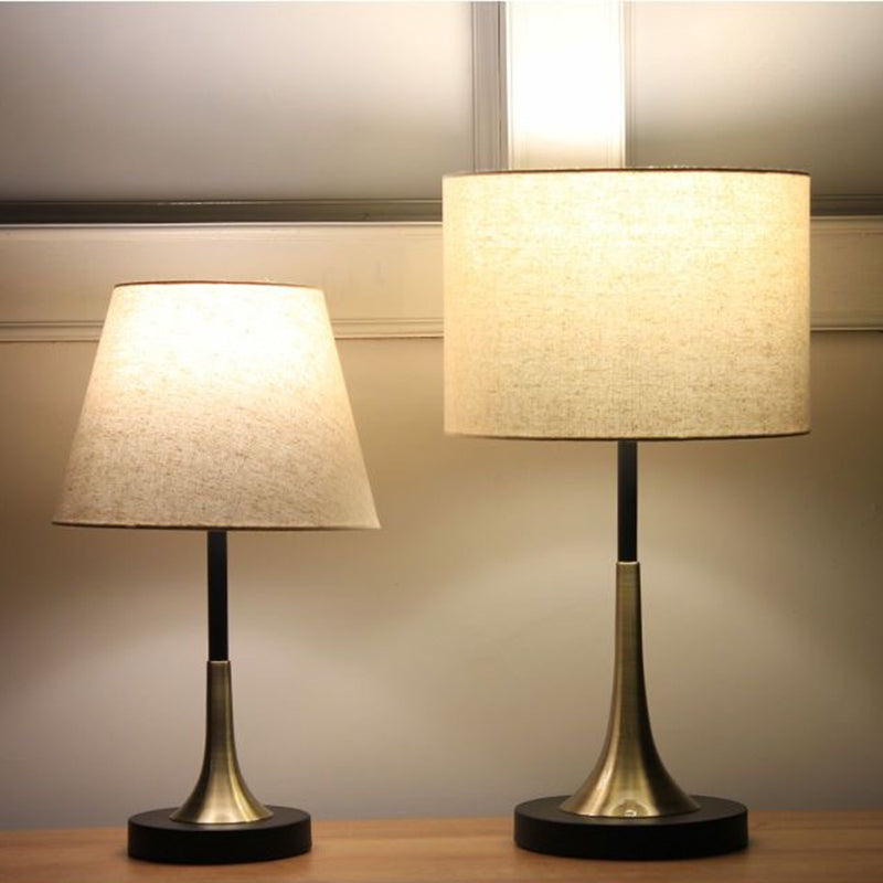 Zeitgenössische skandinavische konisch zulaufende runde Stoff-Eisen-Tischleuchte mit 1 Licht für das Wohnzimmer 