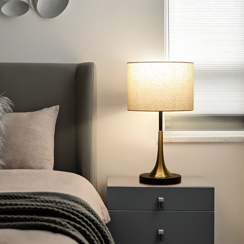 Zeitgenössische skandinavische konisch zulaufende runde Stoff-Eisen-Tischleuchte mit 1 Licht für das Wohnzimmer 