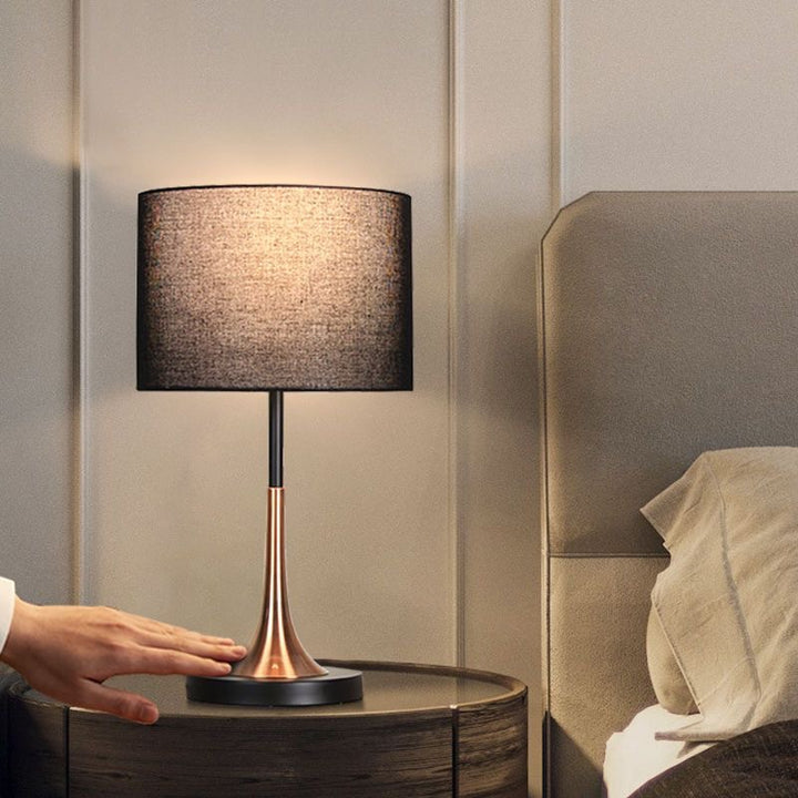 Zeitgenössische skandinavische konisch zulaufende runde Stoff-Eisen-Tischleuchte mit 1 Licht für das Wohnzimmer 