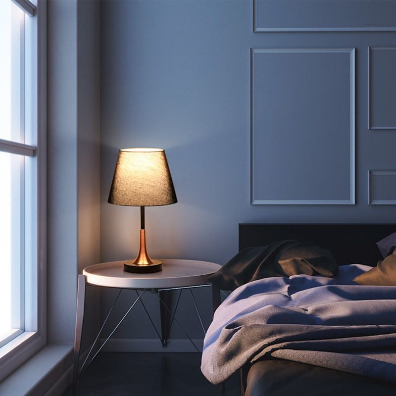 Zeitgenössische skandinavische konisch zulaufende runde Stoff-Eisen-Tischleuchte mit 1 Licht für das Wohnzimmer 