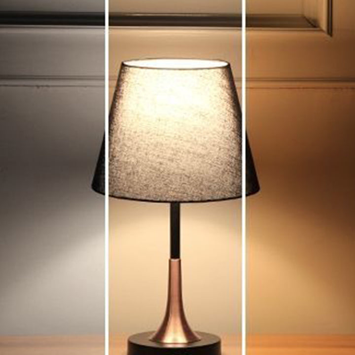 Zeitgenössische skandinavische konisch zulaufende runde Stoff-Eisen-Tischleuchte mit 1 Licht für das Wohnzimmer 
