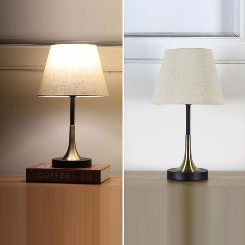Zeitgenössische skandinavische konisch zulaufende runde Stoff-Eisen-Tischleuchte mit 1 Licht für das Wohnzimmer 
