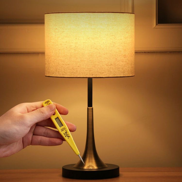 Zeitgenössische skandinavische konisch zulaufende runde Stoff-Eisen-Tischleuchte mit 1 Licht für das Wohnzimmer 