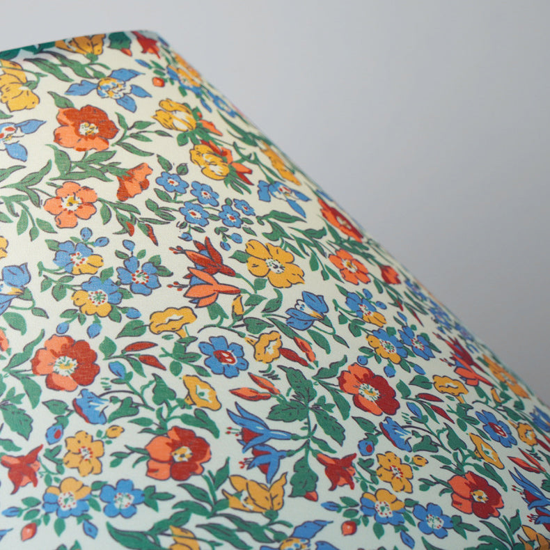 Lampe de table à 1 lumière en bois avec tissu floral rond festonné japonais traditionnel pour salon 