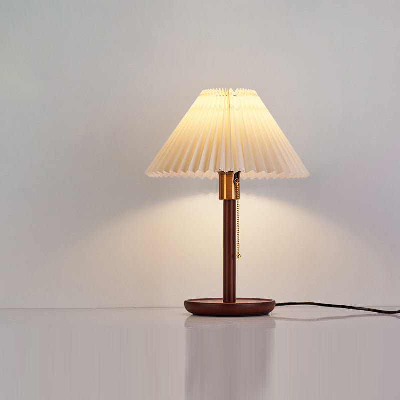 Traditionelle Vintage Tischlampe mit gewelltem, plissiertem, rundem PVC und massivem Holz mit 1 Licht für das Wohnzimmer 