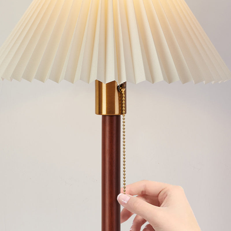 Traditionelle Vintage Tischlampe mit gewelltem, plissiertem, rundem PVC und massivem Holz mit 1 Licht für das Wohnzimmer 