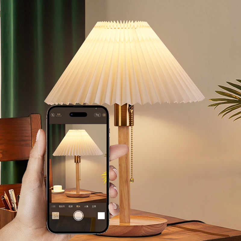 Traditionelle Vintage Tischlampe mit gewelltem, plissiertem, rundem PVC und massivem Holz mit 1 Licht für das Wohnzimmer 