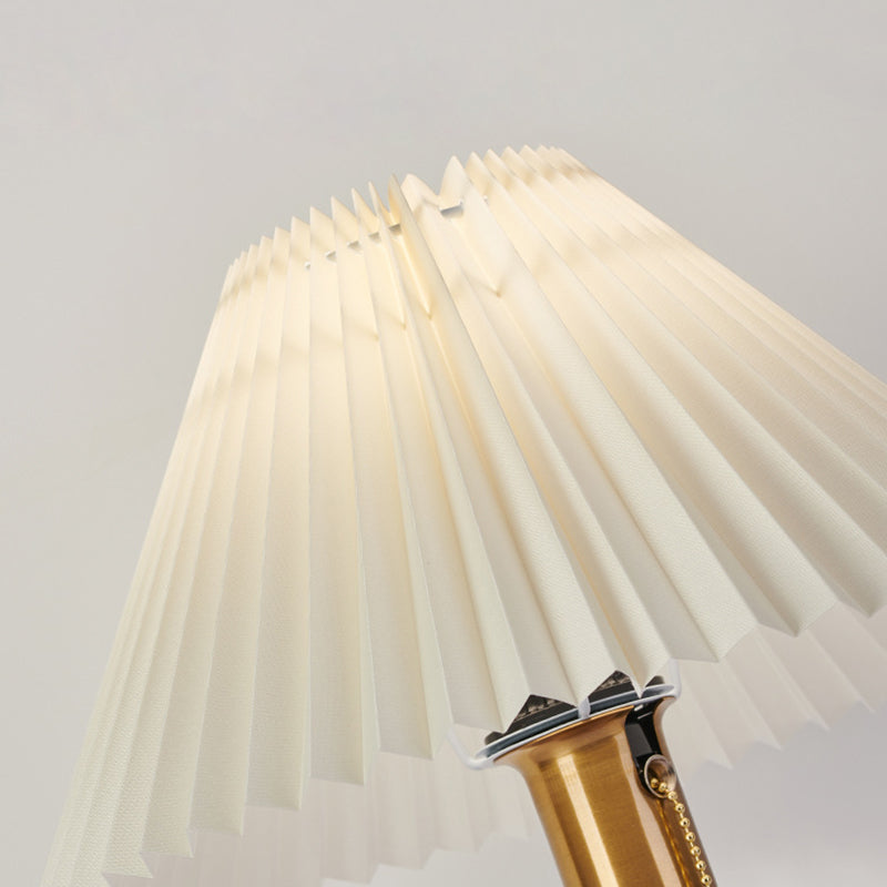 Traditionelle Vintage Tischlampe mit gewelltem, plissiertem, rundem PVC und massivem Holz mit 1 Licht für das Wohnzimmer 