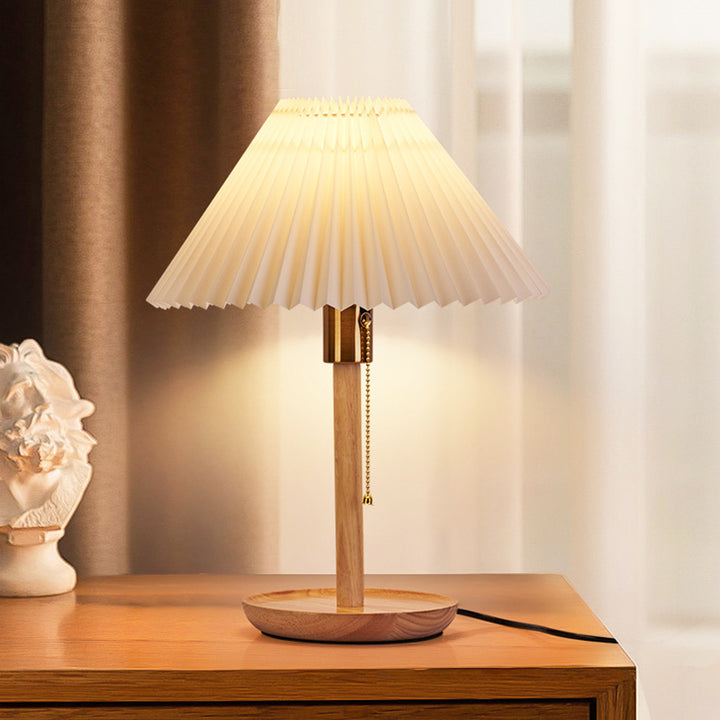 Traditionelle Vintage Tischlampe mit gewelltem, plissiertem, rundem PVC und massivem Holz mit 1 Licht für das Wohnzimmer 