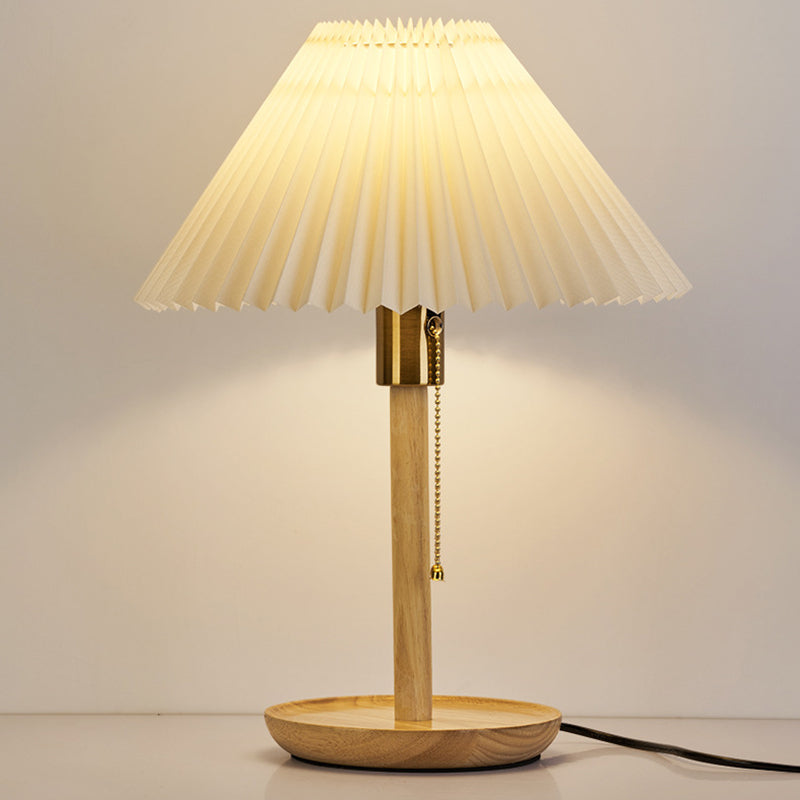 Traditionelle Vintage Tischlampe mit gewelltem, plissiertem, rundem PVC und massivem Holz mit 1 Licht für das Wohnzimmer 