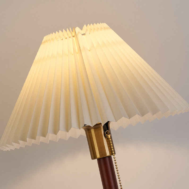 Traditionelle Vintage Tischlampe mit gewelltem, plissiertem, rundem PVC und massivem Holz mit 1 Licht für das Wohnzimmer 