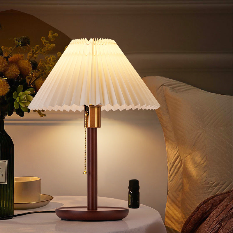 Traditionelle Vintage Tischlampe mit gewelltem, plissiertem, rundem PVC und massivem Holz mit 1 Licht für das Wohnzimmer 