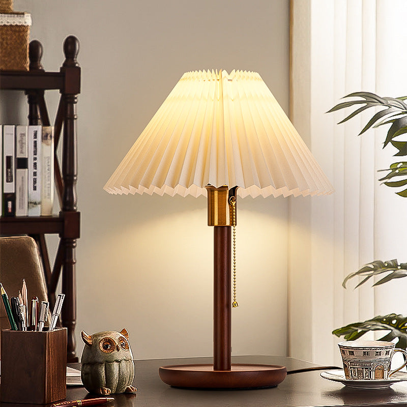 Traditionelle Vintage Tischlampe mit gewelltem, plissiertem, rundem PVC und massivem Holz mit 1 Licht für das Wohnzimmer 