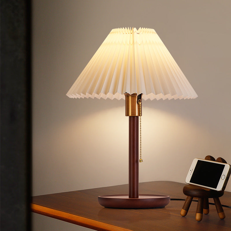 Traditionelle Vintage Tischlampe mit gewelltem, plissiertem, rundem PVC und massivem Holz mit 1 Licht für das Wohnzimmer 