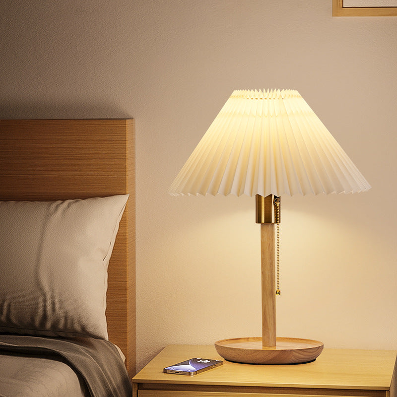 Traditionelle Vintage Tischlampe mit gewelltem, plissiertem, rundem PVC und massivem Holz mit 1 Licht für das Wohnzimmer 