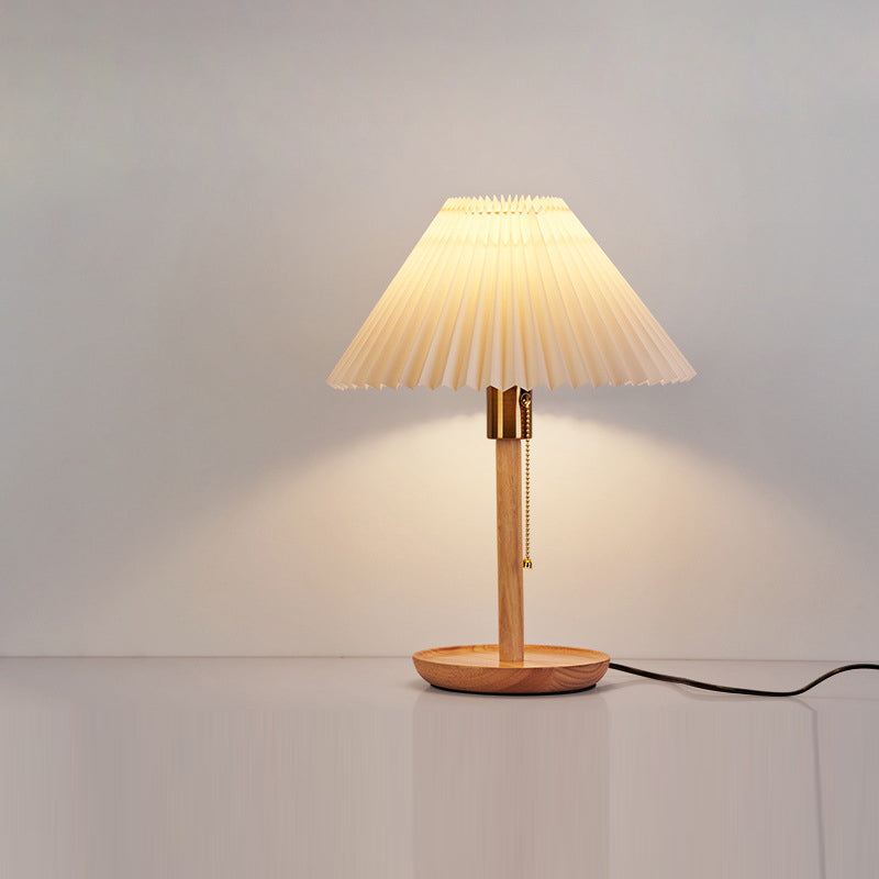 Traditionelle Vintage Tischlampe mit gewelltem, plissiertem, rundem PVC und massivem Holz mit 1 Licht für das Wohnzimmer 
