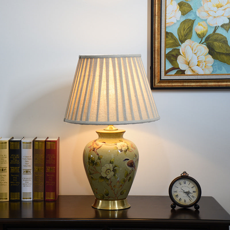 Traditionelle chinesische plissierte, gewellte Sonnenblume mit doppelten Vögeln, runder Stoff-Keramik 1-Licht Tischlampe für das Wohnzimmer 