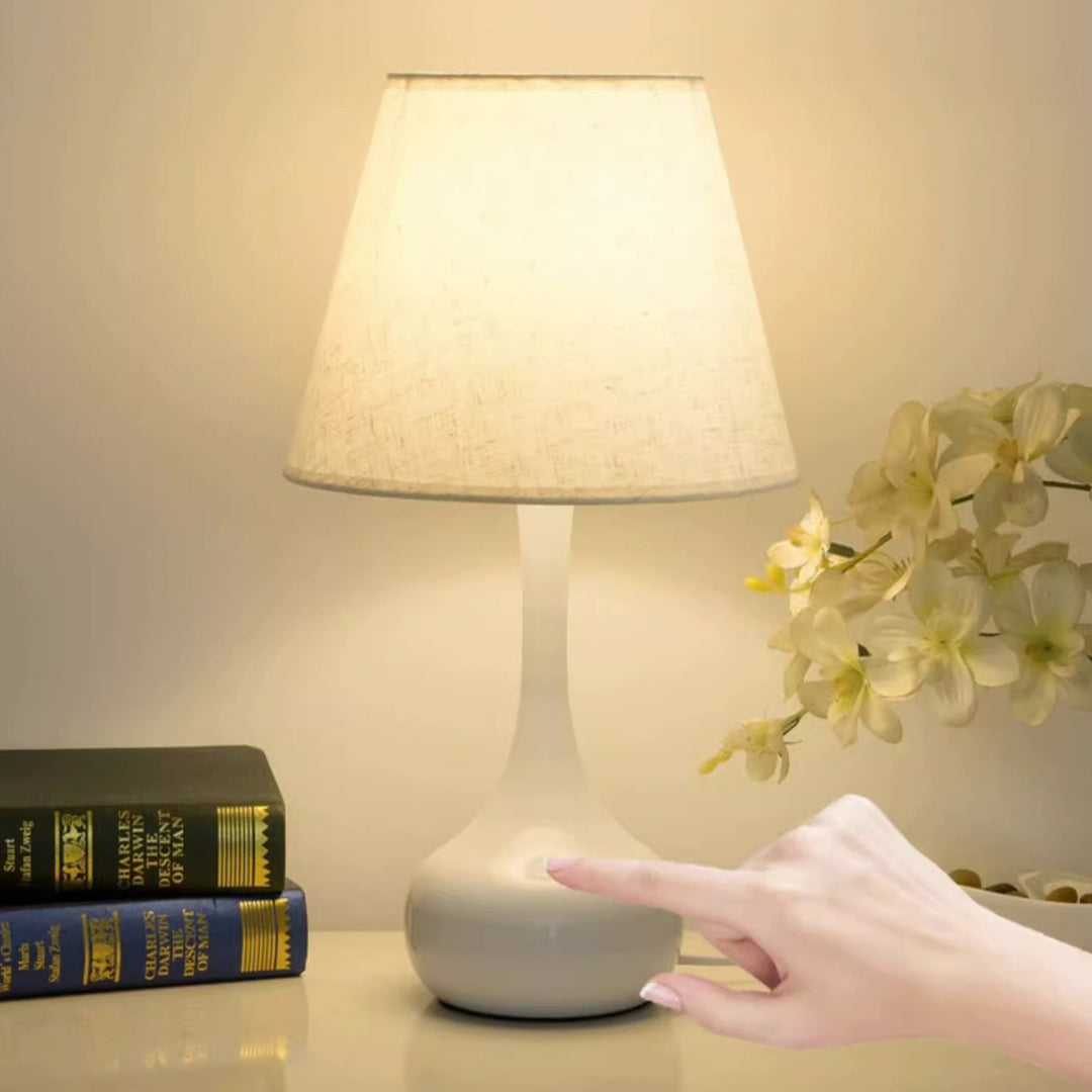 Zeitgenössische kreative runde Tropfenform mit gewelltem Stoff Eisen 1-Licht Tischlampe für das Wohnzimmer 