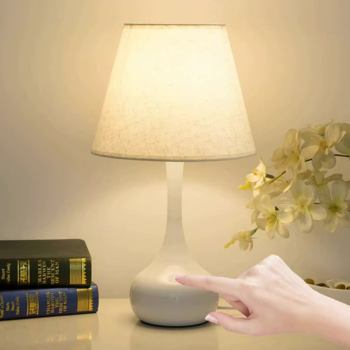 Zeitgenössische kreative runde Tropfenform mit gewelltem Stoff Eisen 1-Licht Tischlampe für das Wohnzimmer 