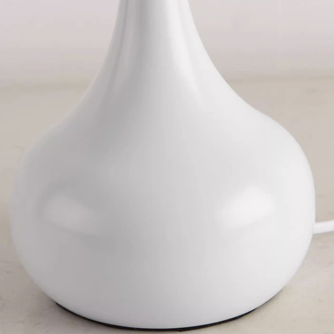 Zeitgenössische kreative runde Tropfenform mit gewelltem Stoff Eisen 1-Licht Tischlampe für das Wohnzimmer 
