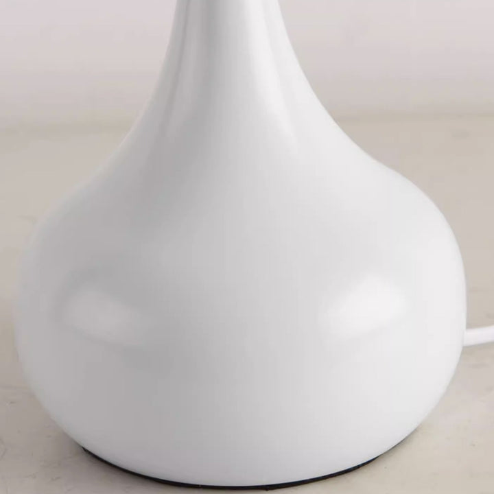 Zeitgenössische kreative runde Tropfenform mit gewelltem Stoff Eisen 1-Licht Tischlampe für das Wohnzimmer 