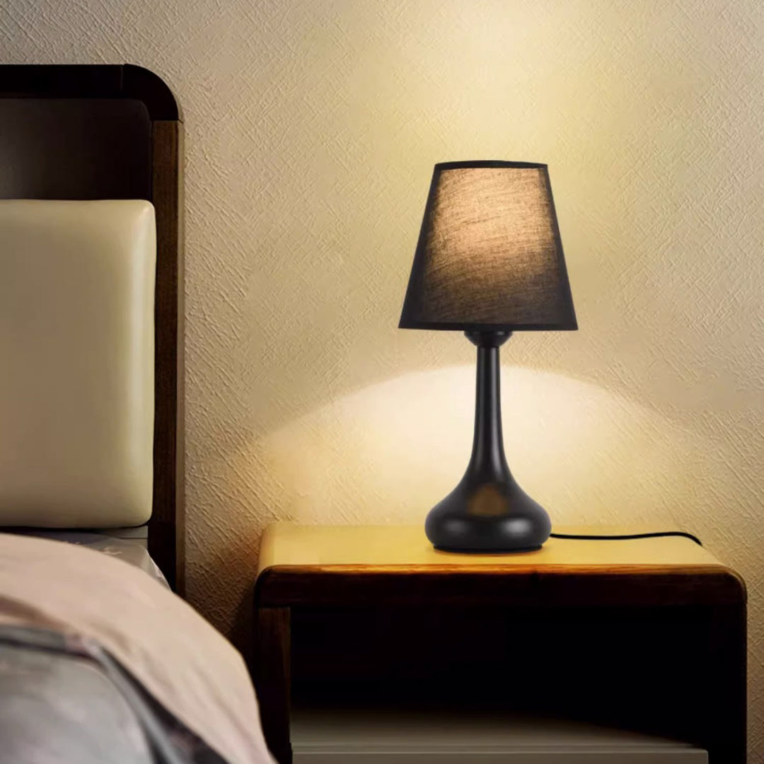 Zeitgenössische kreative runde Tropfenform mit gewelltem Stoff Eisen 1-Licht Tischlampe für das Wohnzimmer 