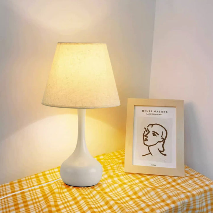 Zeitgenössische kreative runde Tropfenform mit gewelltem Stoff Eisen 1-Licht Tischlampe für das Wohnzimmer 