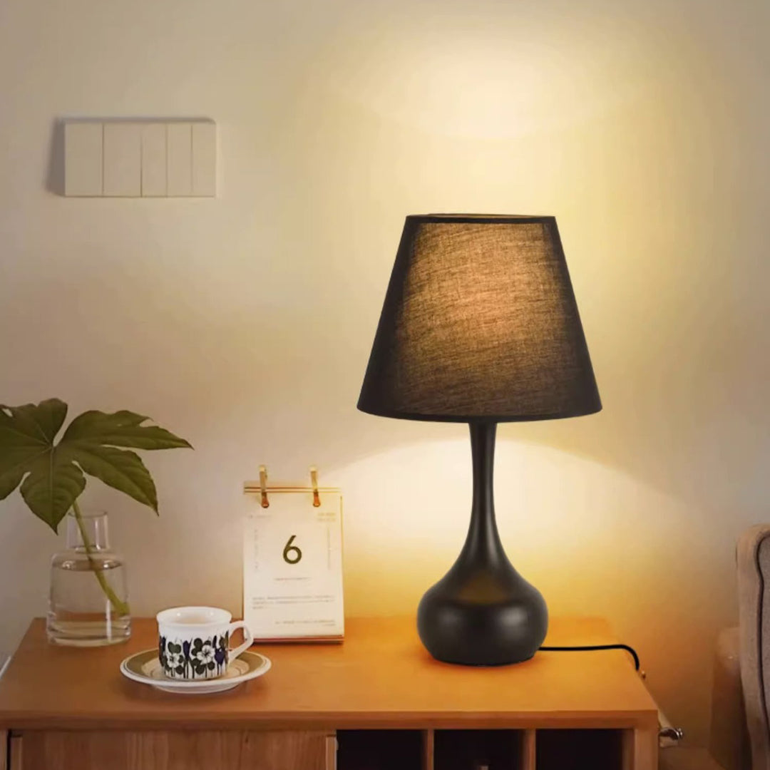 Zeitgenössische kreative runde Tropfenform mit gewelltem Stoff Eisen 1-Licht Tischlampe für das Wohnzimmer 