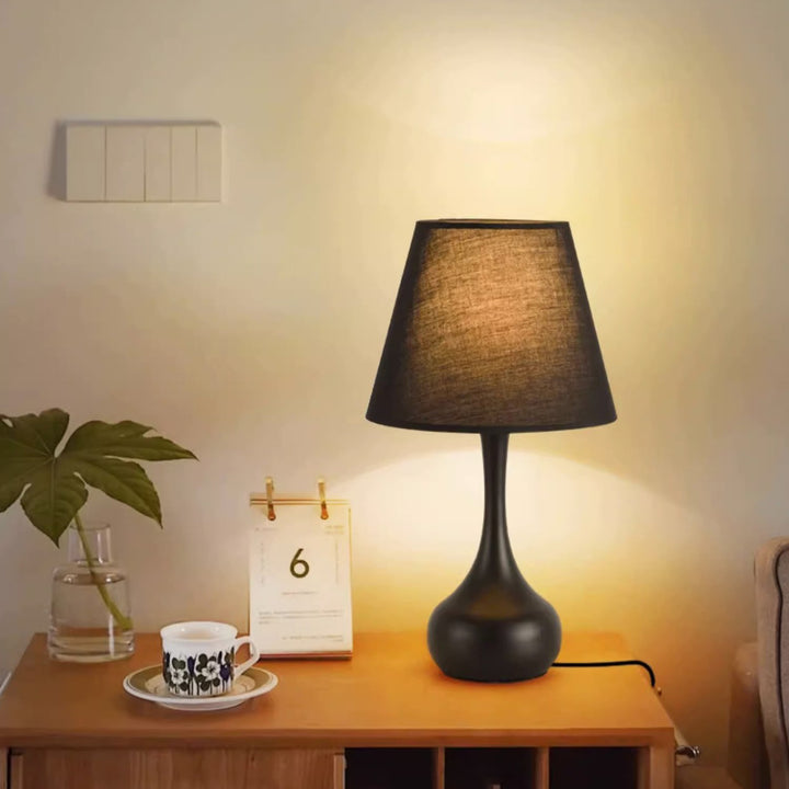 Zeitgenössische kreative runde Tropfenform mit gewelltem Stoff Eisen 1-Licht Tischlampe für das Wohnzimmer 