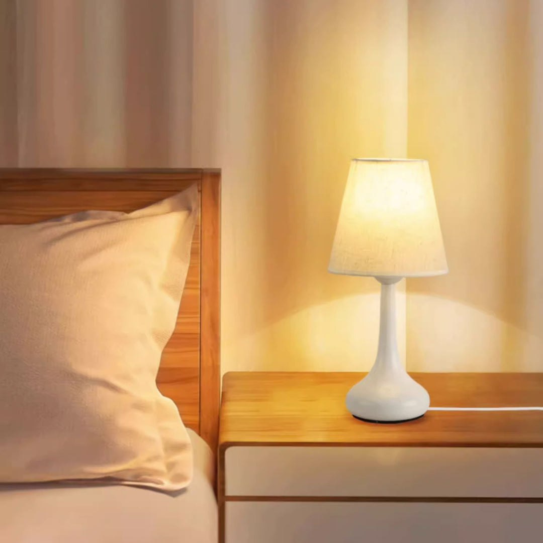 Zeitgenössische kreative runde Tropfenform mit gewelltem Stoff Eisen 1-Licht Tischlampe für das Wohnzimmer 