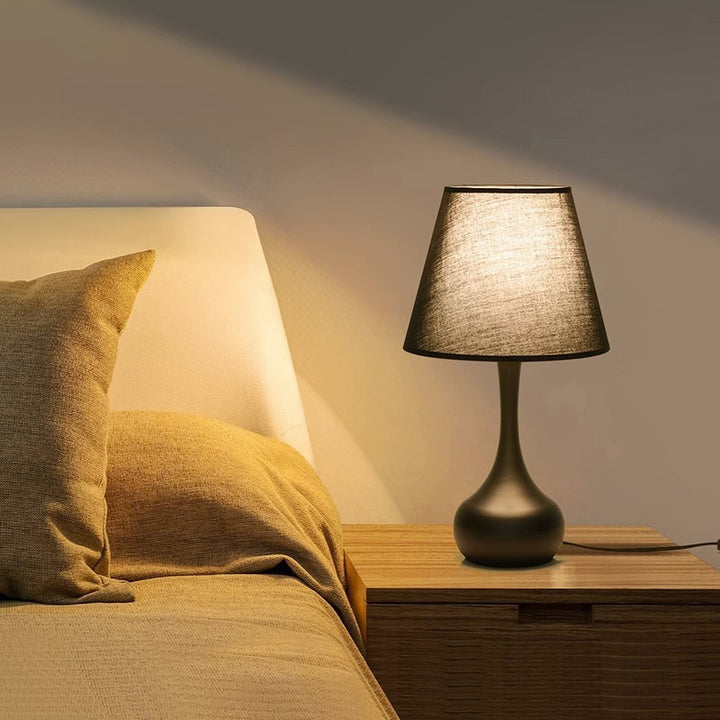 Zeitgenössische kreative runde Tropfenform mit gewelltem Stoff Eisen 1-Licht Tischlampe für das Wohnzimmer 