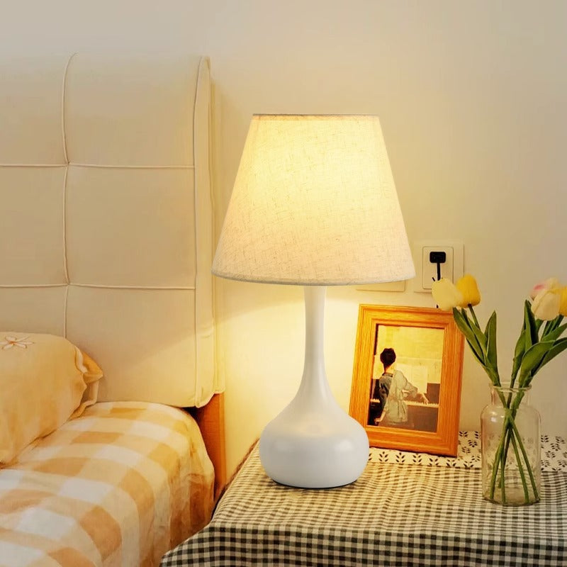 Zeitgenössische kreative runde Tropfenform mit gewelltem Stoff Eisen 1-Licht Tischlampe für das Wohnzimmer 