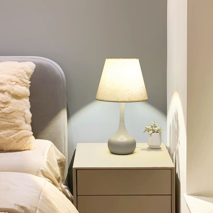 Zeitgenössische kreative runde Tropfenform mit gewelltem Stoff Eisen 1-Licht Tischlampe für das Wohnzimmer 