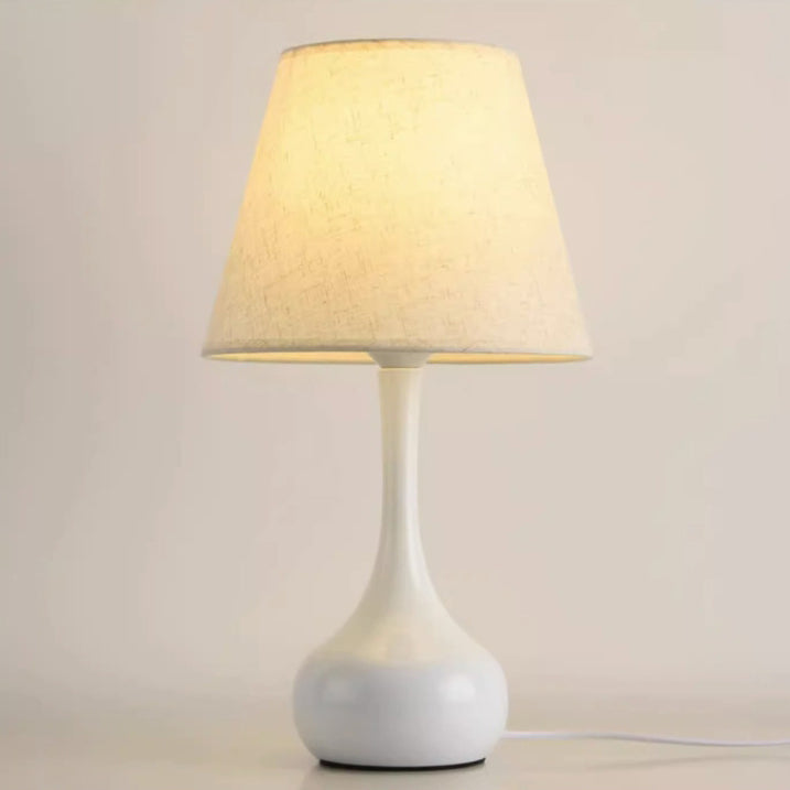Zeitgenössische kreative runde Tropfenform mit gewelltem Stoff Eisen 1-Licht Tischlampe für das Wohnzimmer 