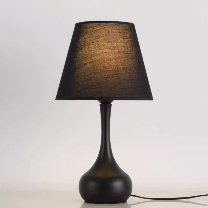 Zeitgenössische kreative runde Tropfenform mit gewelltem Stoff Eisen 1-Licht Tischlampe für das Wohnzimmer 