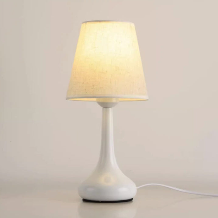 Zeitgenössische kreative runde Tropfenform mit gewelltem Stoff Eisen 1-Licht Tischlampe für das Wohnzimmer 