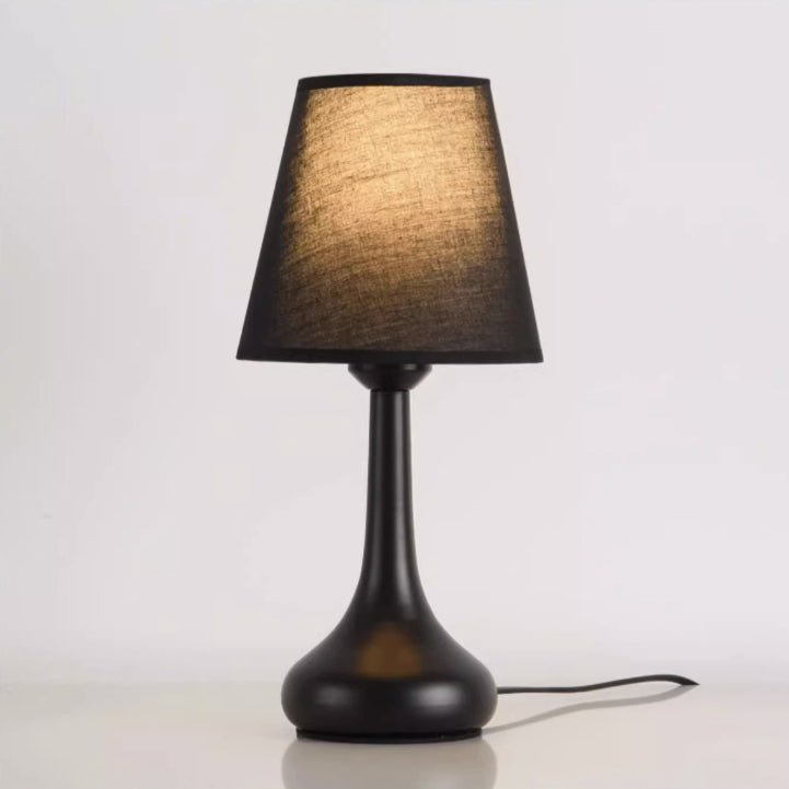 Zeitgenössische kreative runde Tropfenform mit gewelltem Stoff Eisen 1-Licht Tischlampe für das Wohnzimmer 