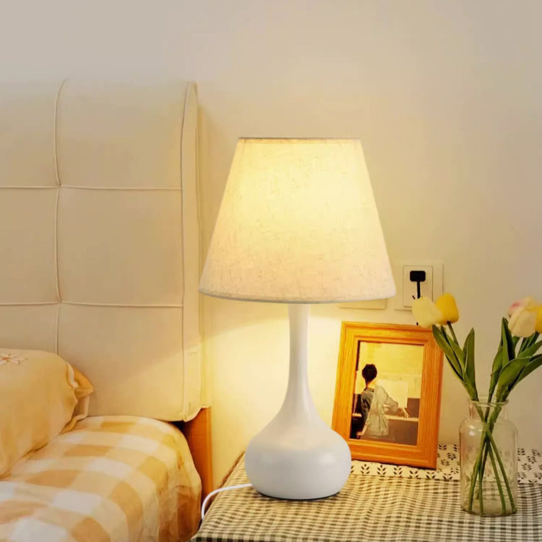 Zeitgenössische kreative runde Tropfenform mit gewelltem Stoff Eisen 1-Licht Tischlampe für das Wohnzimmer 