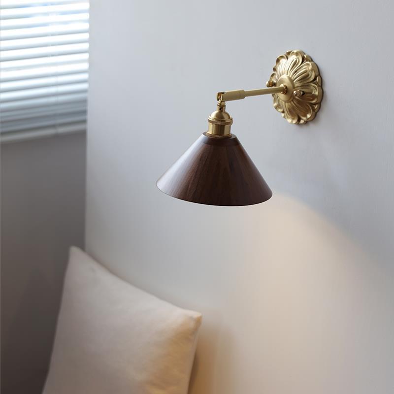 Traditionelle Vintage verstellbare Zylinderkegel-Blumenbasisplatte Holz Messing 1-Licht-Wandleuchte für Wohnzimmer 