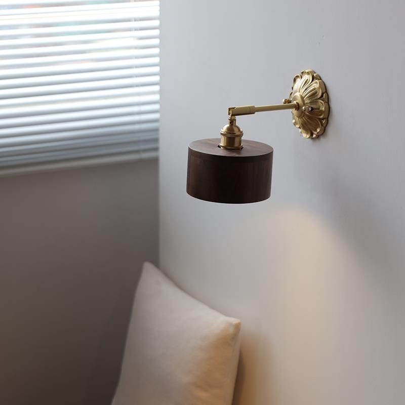 Traditionelle Vintage verstellbare Zylinderkegel-Blumenbasisplatte Holz Messing 1-Licht-Wandleuchte für Wohnzimmer 