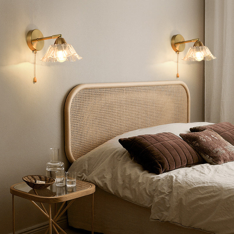 Applique murale contemporaine scandinave à une lumière avec matériel en verre rond réglable et motif floral pour salon 
