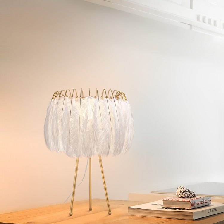 Contemporary Scandinavian Round Triangle Support Feather Iron 1-Light Table Lamp For Living Room
