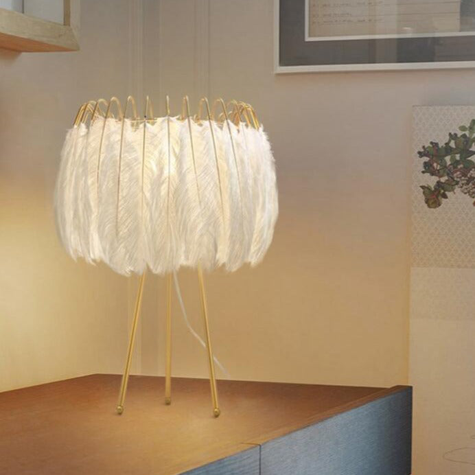 Contemporary Scandinavian Round Triangle Support Feather Iron 1-Light Table Lamp For Living Room