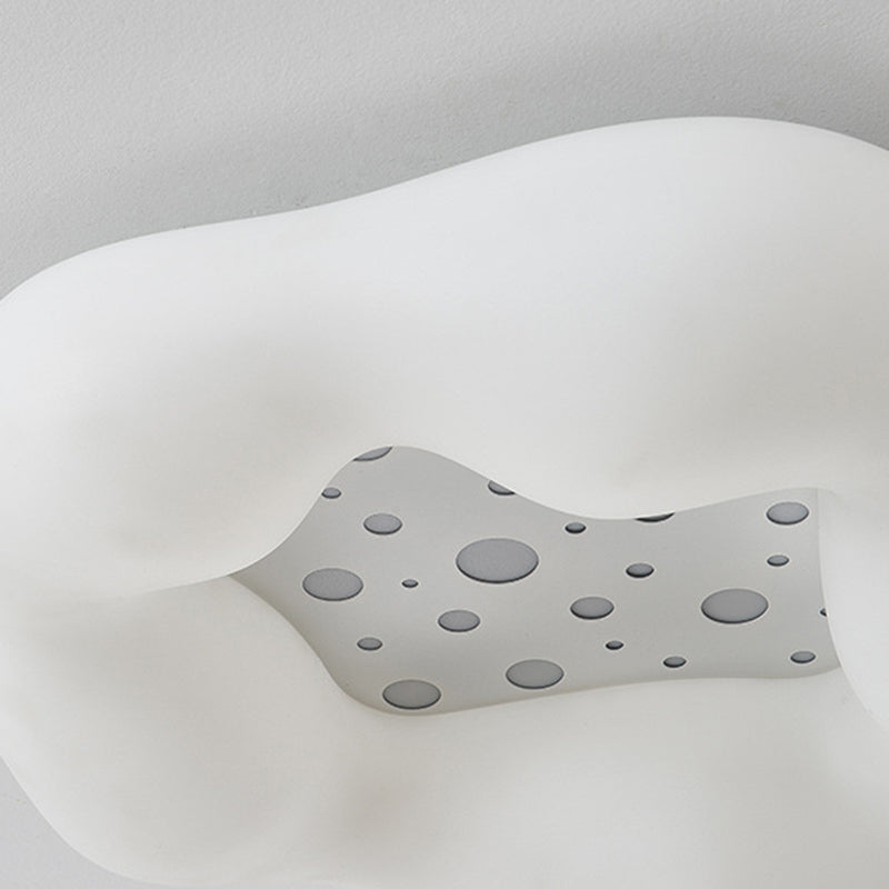 Zeitgenössische skandinavische Creme-Wellen-Wolken PE Eisen LED Deckenleuchte für das Wohnzimmer 