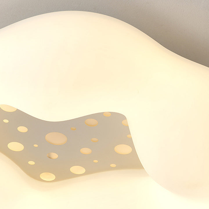 Zeitgenössische skandinavische Creme-Wellen-Wolken PE Eisen LED Deckenleuchte für das Wohnzimmer 
