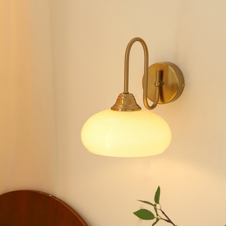 Traditionelle französische flache Kugel gebogene runde Glas Eisen 1-Licht Wandleuchte für das Schlafzimmer 