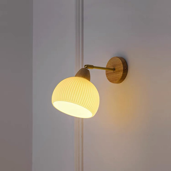 Traditionelle japanische halbrunde Cremeglas-Holz-Messing 1-Licht Wandleuchte für Schlafzimmer 