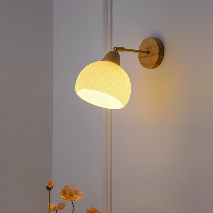 Traditionelle japanische halbrunde Cremeglas-Holz-Messing 1-Licht Wandleuchte für Schlafzimmer 