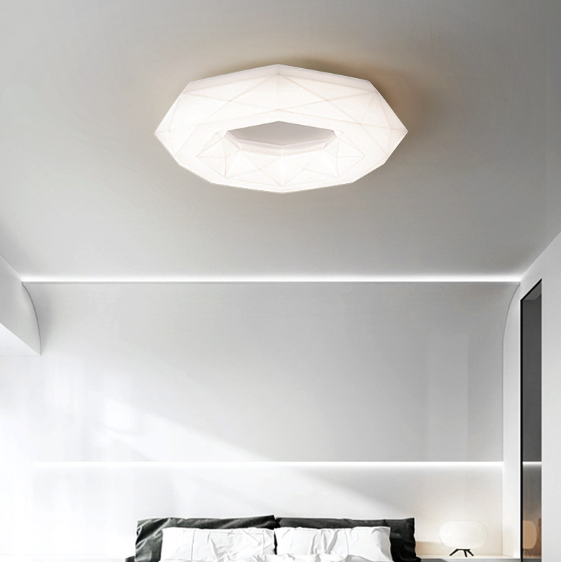 Zeitgenössische kreative Creme-Polygon-PE-Eisen-LED-Deckenleuchte für das Schlafzimmer 