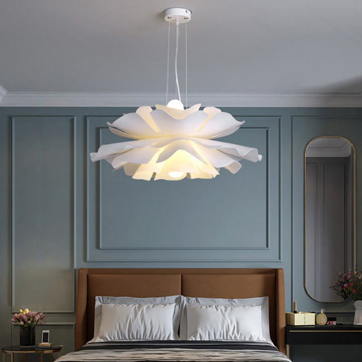 Zeitgenössischer skandinavischer Hibiskus runder Acryl-Aluminium 2-Licht-Kronleuchter für das Wohnzimmer 